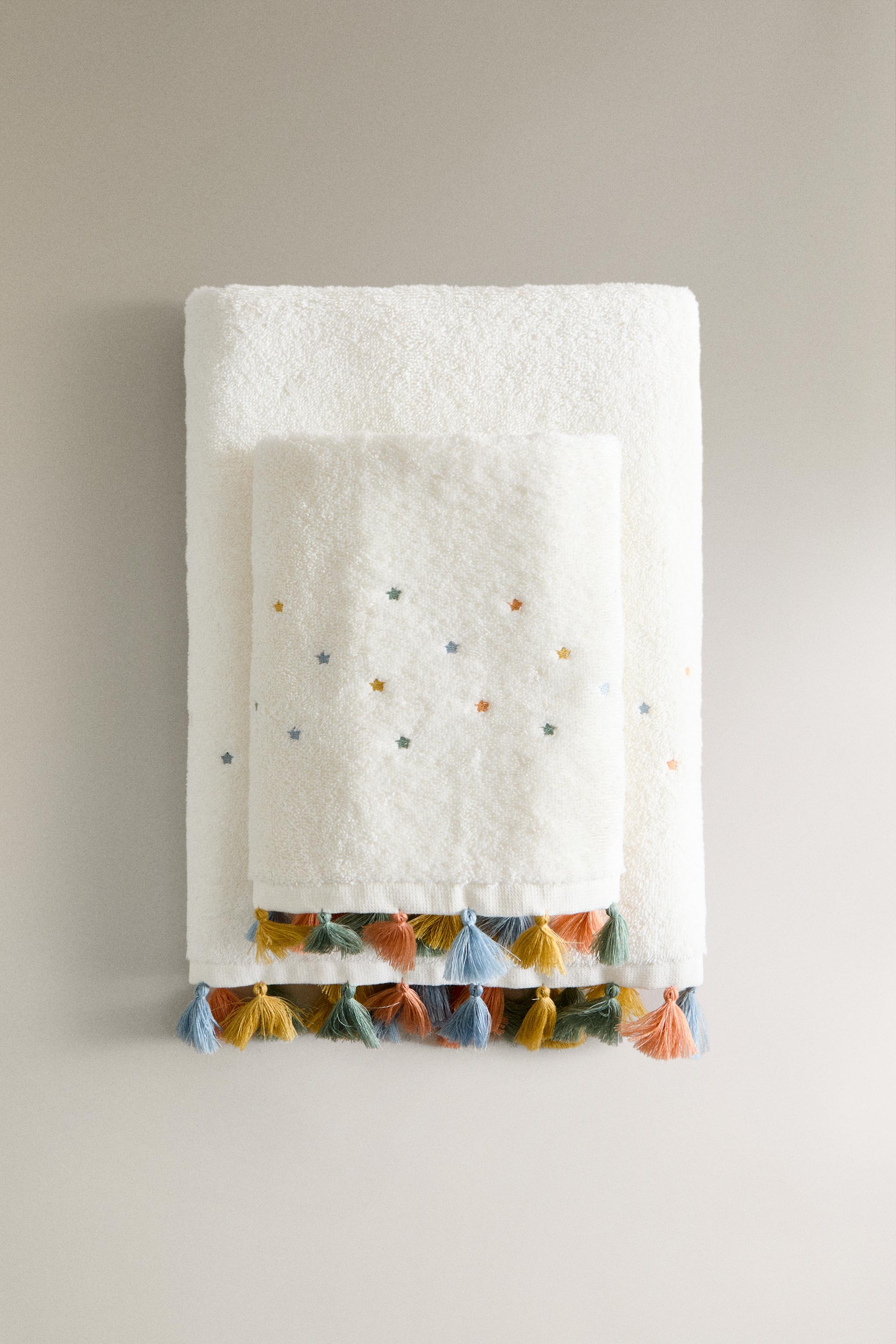 CHILDREN'S BATH TOWEL WITH POMPOMS